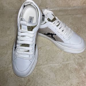 Steve Madden bliss sneaker in ladies size 7